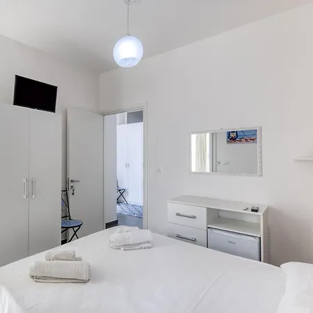 Il Comandante A 100 M Dalla Frühstückspension Torre San Giovanni